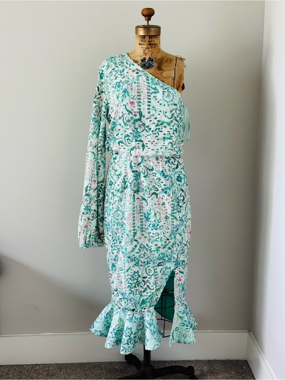 NWT Hemant & Nandita Eyelet one Shoulder Floral MIDI Dress, Medium